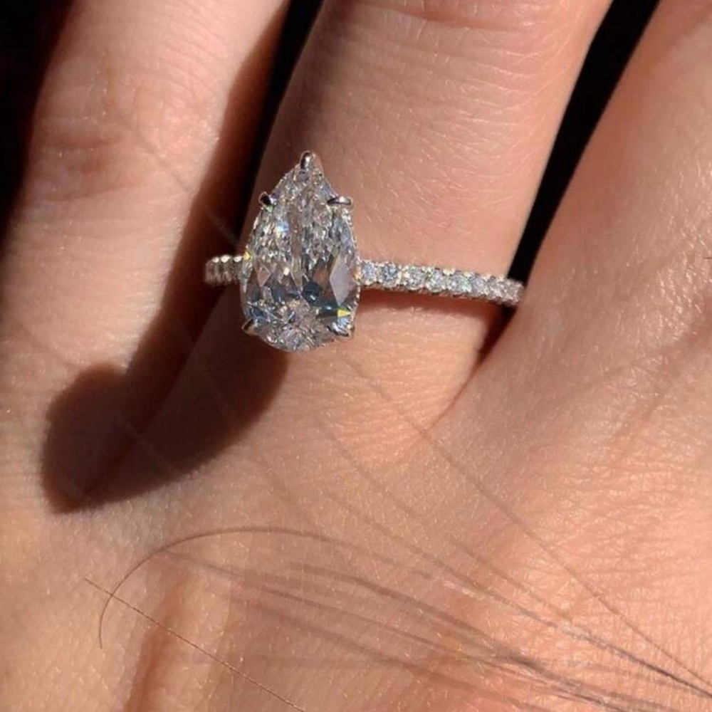 PRINCESS CUT WEDDING RING - Picture 3 of 9
